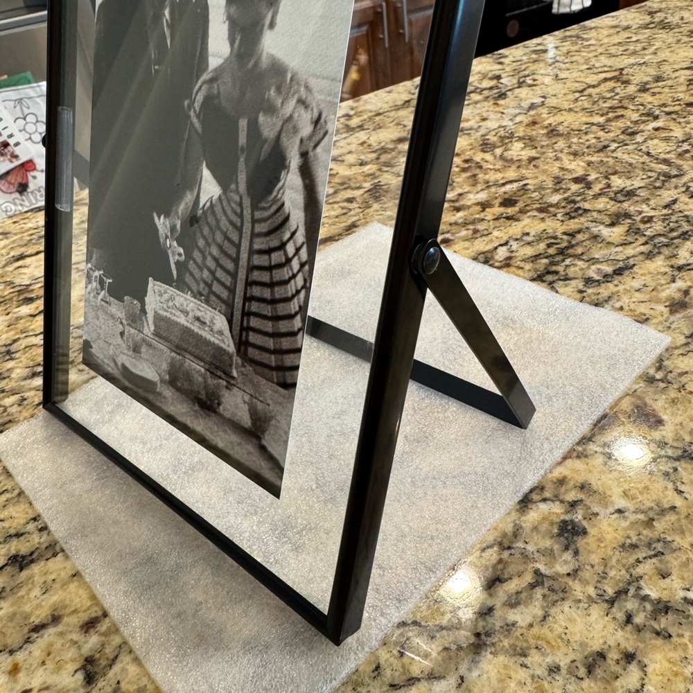 Set of 2 Picture frames. Size 6x8. Picture shown inside is 4x6.